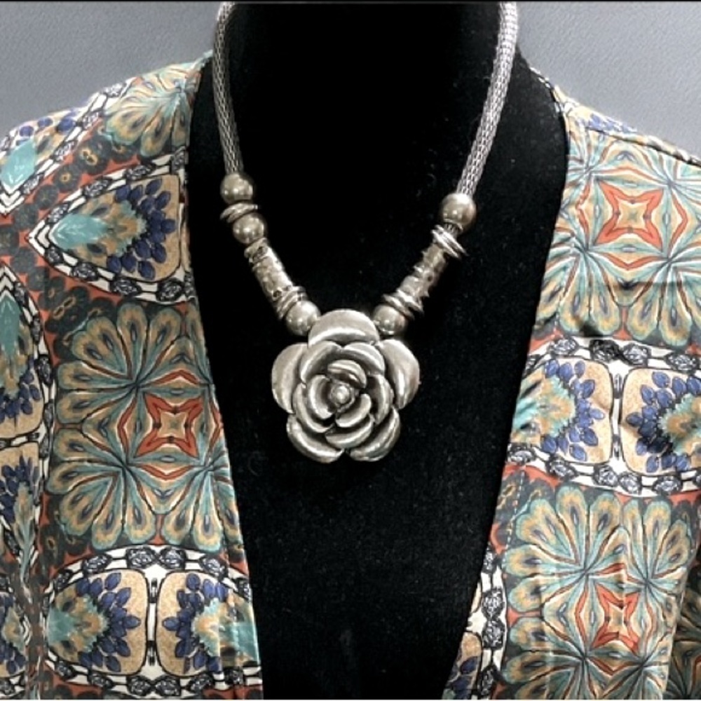 Silver Tone - Mesh
Necklace. Rose Pendant.